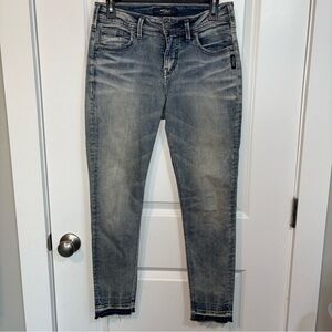 Silver Jeans Women's 27/27 Mid-Rise Avery Ankle Distressed Raw Hem